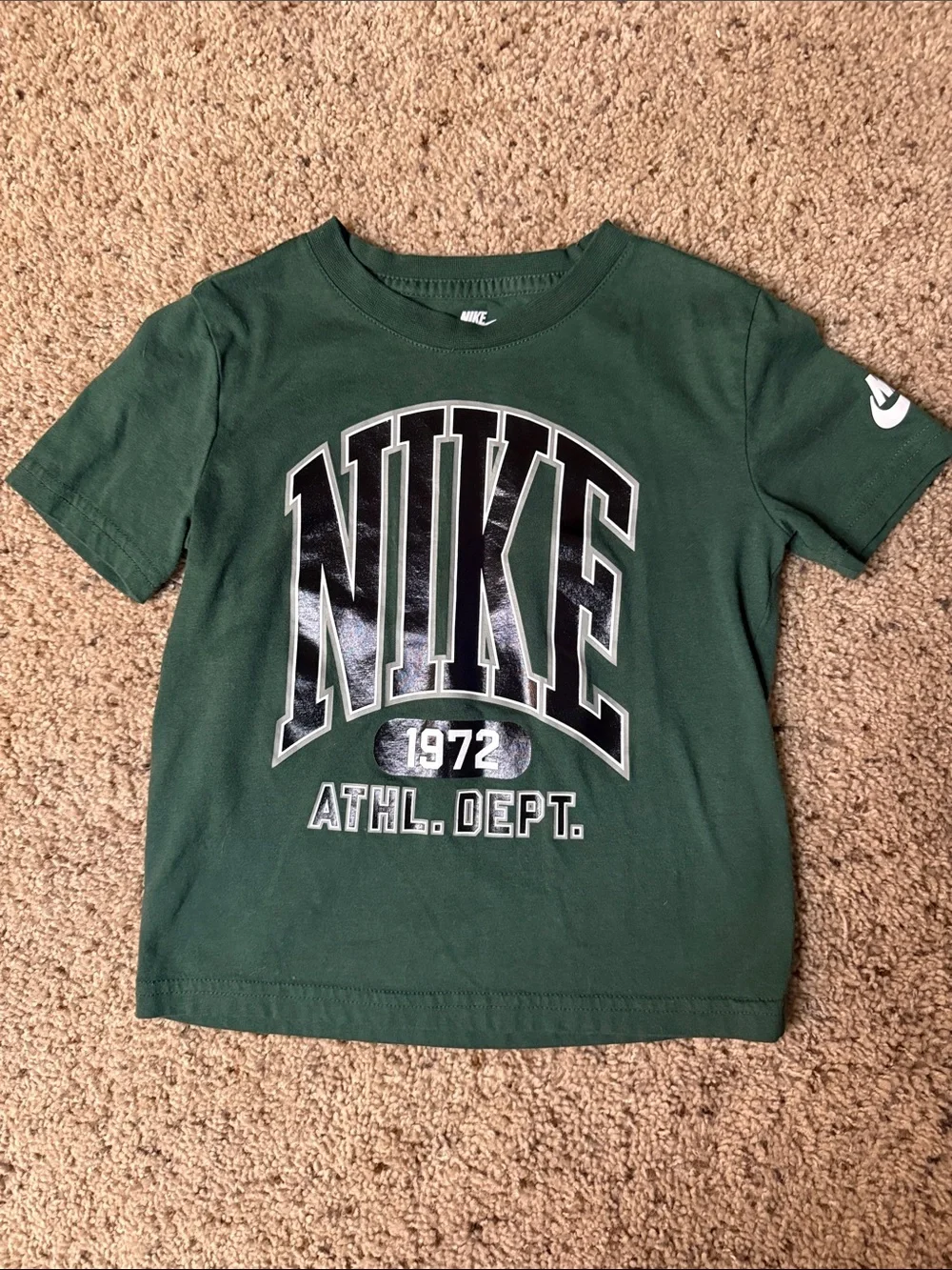 Nike Kids Short Sleeve Tees - Maroon & Forest Green